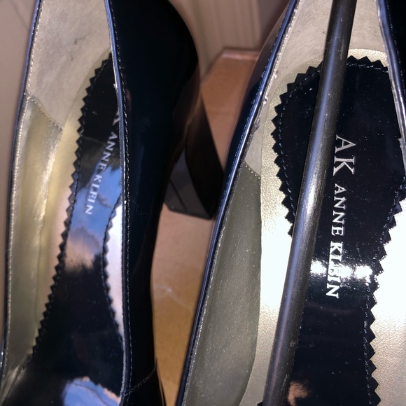 NWT Anne Klein Navy Patent Leather Heels, Size 9 - Picture 4 of 8